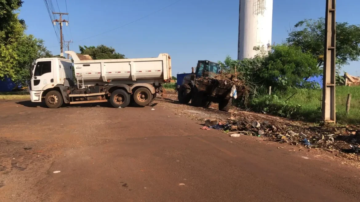 Mutirão de limpeza pública na região Norte de Foz do Iguaçu