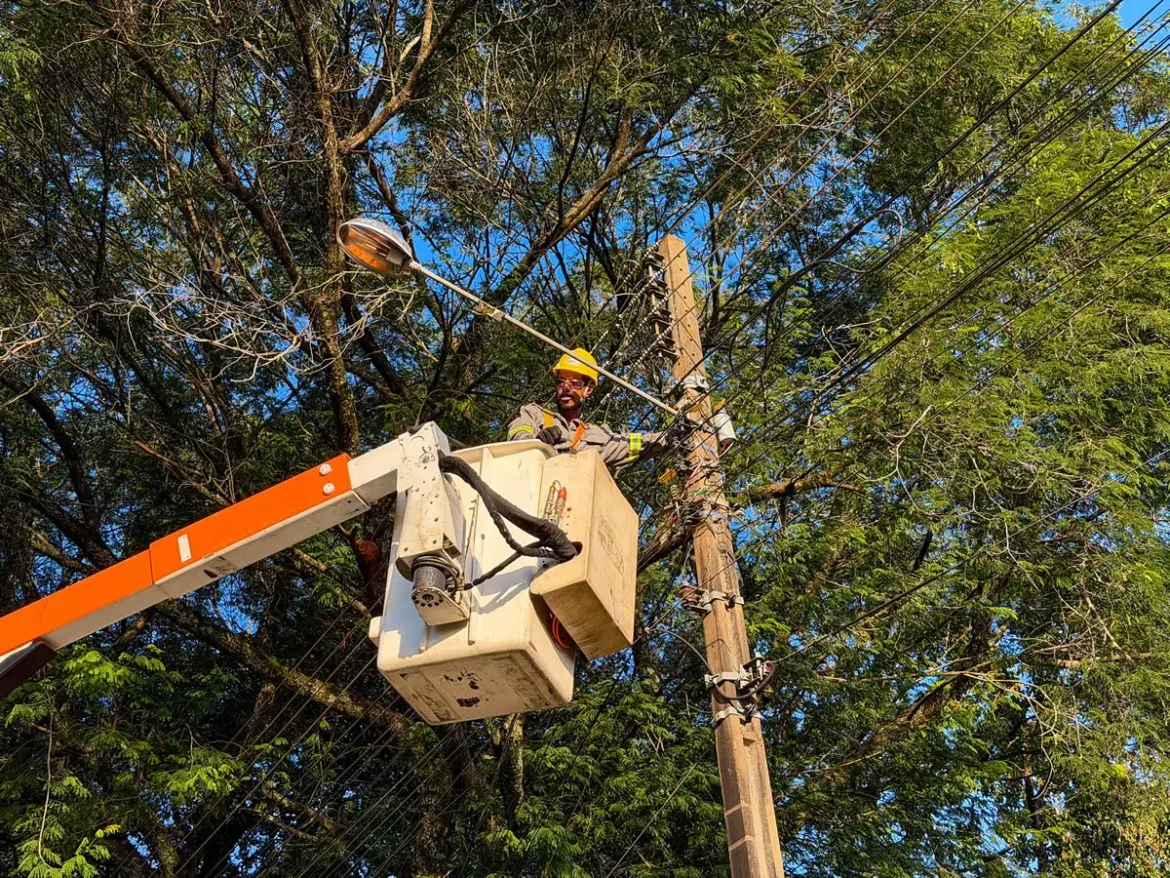 Manutenção da iluminação pública em Foz do Iguaçu em uma semana