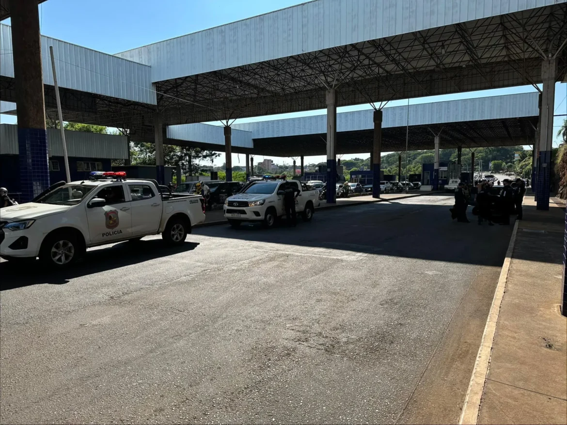 PF coordena extradição de paraguaios por homicídio e roubo em Foz do Iguaçu